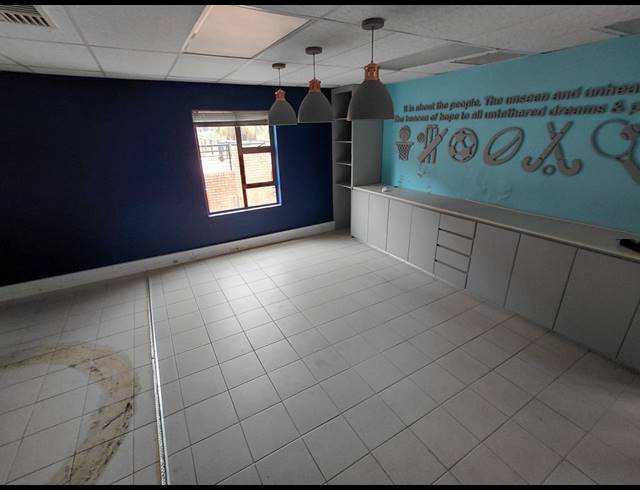 202M² OFFICE TO LET IN FOURWAYS